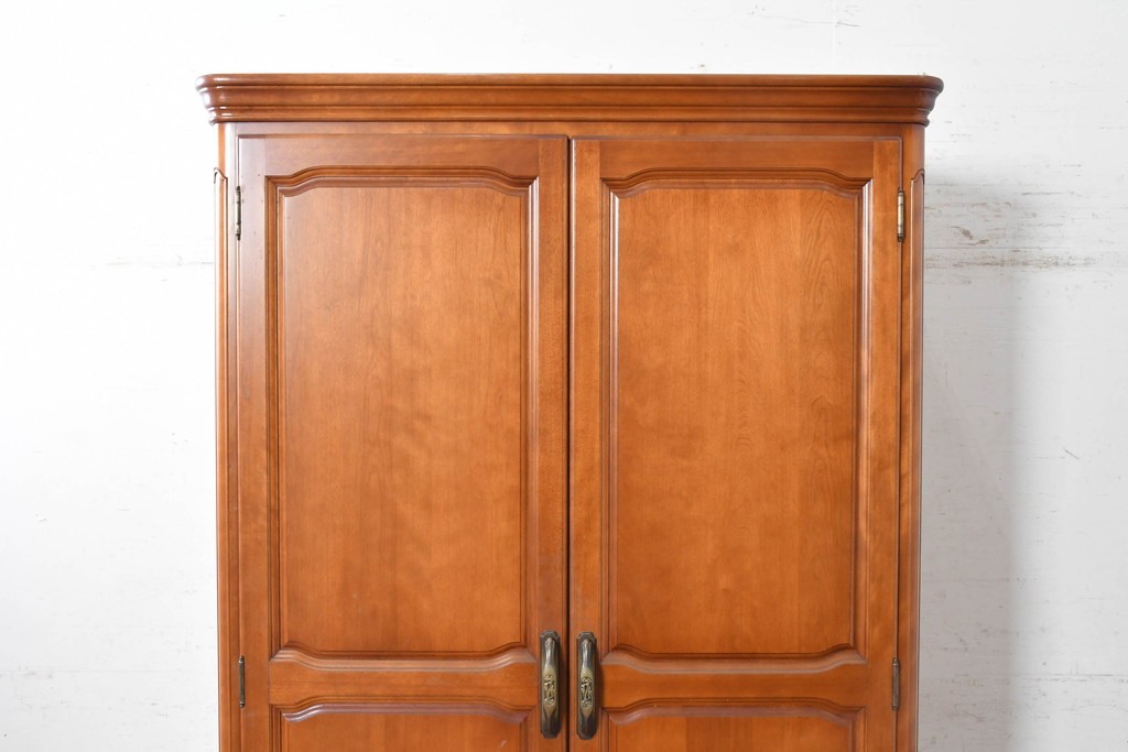 中古　美品　横浜クラシック家具ダニエル(Daniel)　Etranger(エトランジェ)　木の温もりを感じるクラシカルなワードローブ　(R-091349)
