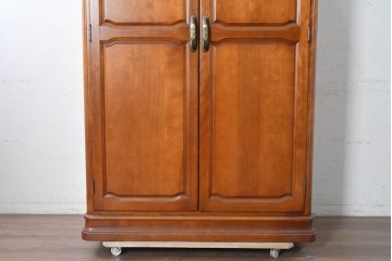 中古　美品　横浜クラシック家具ダニエル(Daniel)　Etranger(エトランジェ)　木の温もりを感じるクラシカルなワードローブ　(R-091349)