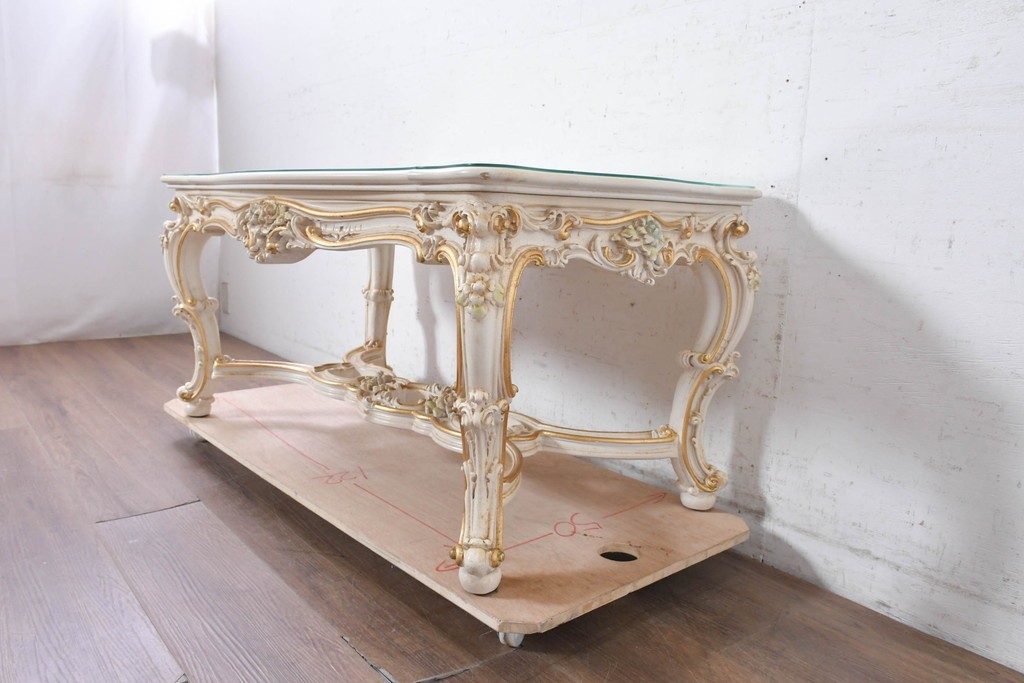 中古　美品　イタリア高級家具　SILIK(シリック)　花モチーフの装飾とゴールドの縁取りが美しいセンターテーブル　(R-091352)