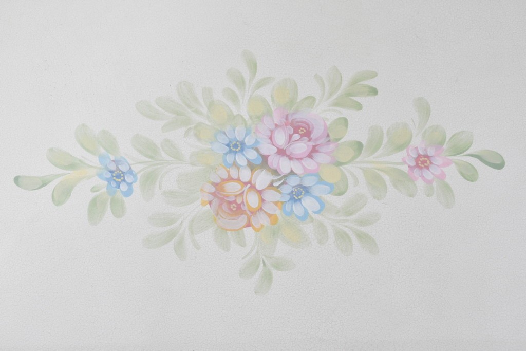 中古　美品　イタリア高級家具　SILIK(シリック)　花モチーフの装飾とゴールドの縁取りが美しいセンターテーブル　(R-091352)