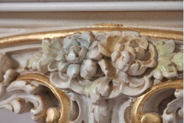 中古　美品　イタリア高級家具　SILIK(シリック)　花モチーフの装飾とゴールドの縁取りが美しいセンターテーブル　(R-091352)