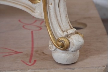 中古　美品　イタリア高級家具　SILIK(シリック)　花モチーフの装飾とゴールドの縁取りが美しいセンターテーブル　(R-091352)