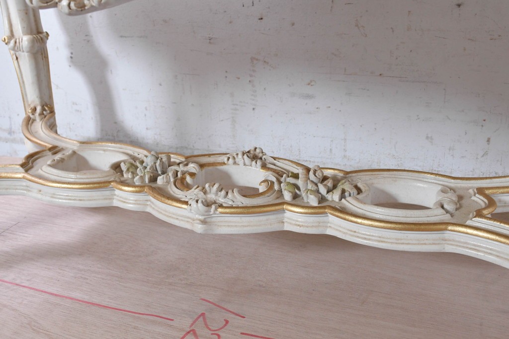 中古　美品　イタリア高級家具　SILIK(シリック)　花モチーフの装飾とゴールドの縁取りが美しいセンターテーブル　(R-091352)