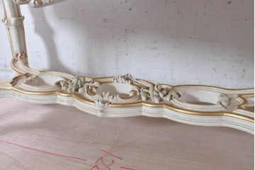 中古　美品　イタリア高級家具　SILIK(シリック)　花モチーフの装飾とゴールドの縁取りが美しいセンターテーブル　(R-091352)