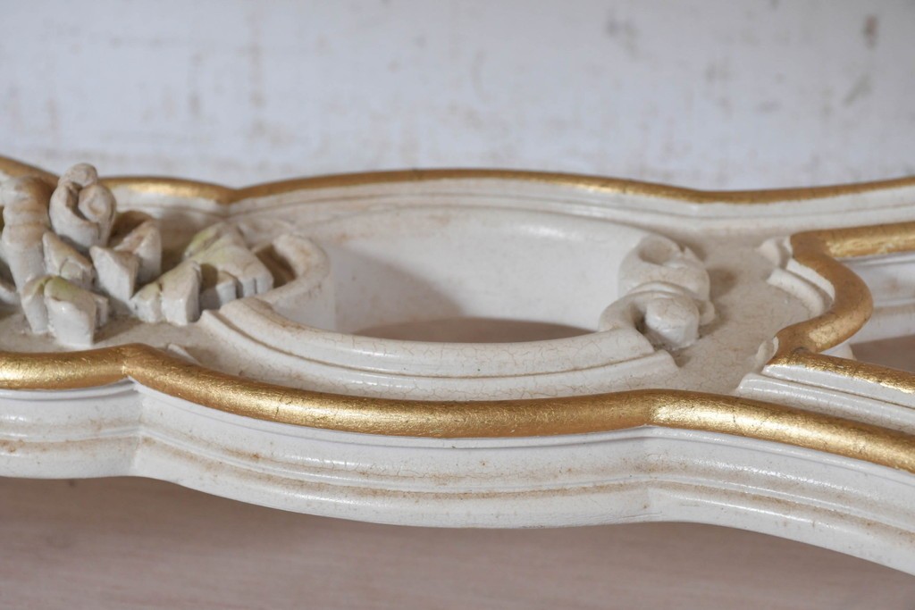 中古　美品　イタリア高級家具　SILIK(シリック)　花モチーフの装飾とゴールドの縁取りが美しいセンターテーブル　(R-091352)