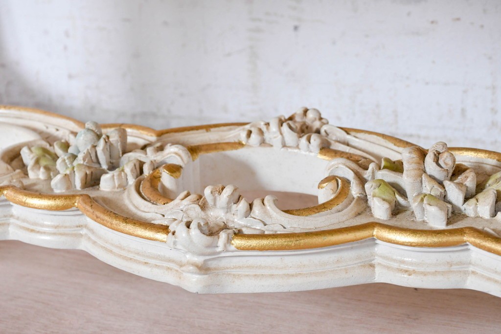 中古　美品　イタリア高級家具　SILIK(シリック)　花モチーフの装飾とゴールドの縁取りが美しいセンターテーブル　(R-091352)