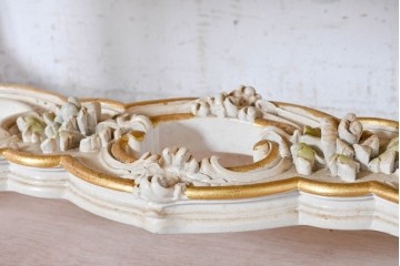 中古　美品　イタリア高級家具　SILIK(シリック)　花モチーフの装飾とゴールドの縁取りが美しいセンターテーブル　(R-091352)