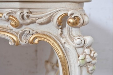 中古　美品　イタリア高級家具　SILIK(シリック)　花モチーフの装飾とゴールドの縁取りが美しいセンターテーブル　(R-091352)