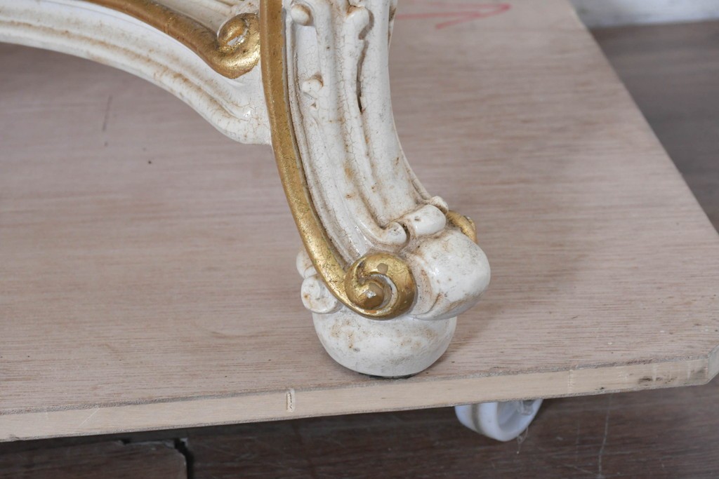 中古　美品　イタリア高級家具　SILIK(シリック)　花モチーフの装飾とゴールドの縁取りが美しいセンターテーブル　(R-091352)