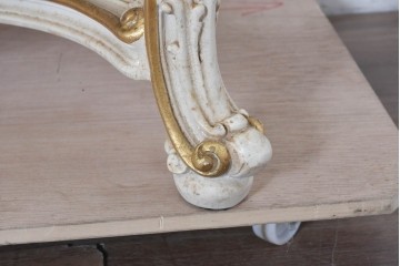 中古　美品　イタリア高級家具　SILIK(シリック)　花モチーフの装飾とゴールドの縁取りが美しいセンターテーブル　(R-091352)