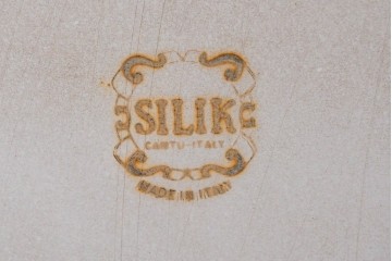 中古　美品　イタリア高級家具　SILIK(シリック)　花モチーフの装飾とゴールドの縁取りが美しいセンターテーブル　(R-091352)