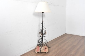 フランスアンティーク　1920年から1940年頃　ロートアイアン　アール・ヌーヴォーデザインを取り入れた優雅なフロアランプ　(R-091353)