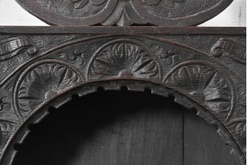ヨーロッパアンティーク　1800年頃　オーク材　重厚な彫刻が目を引くウォールシェルフ　(R-091355)