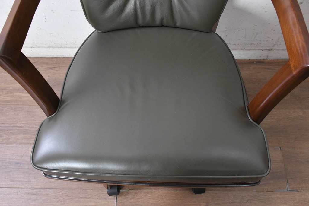 中古　美品　希少な廃番品　maruni(マルニ木工)　地中海ロイヤルシリーズ(ROYAL)　本革　デスクチェア　定価約23万円　(R-091058)