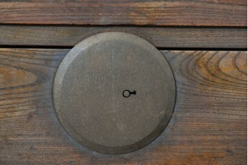 和製アンティーク　明治期から大正期　上手物　前面(欅材)　重厚な金具が映える作りの良いローチェスト　(R-091359)