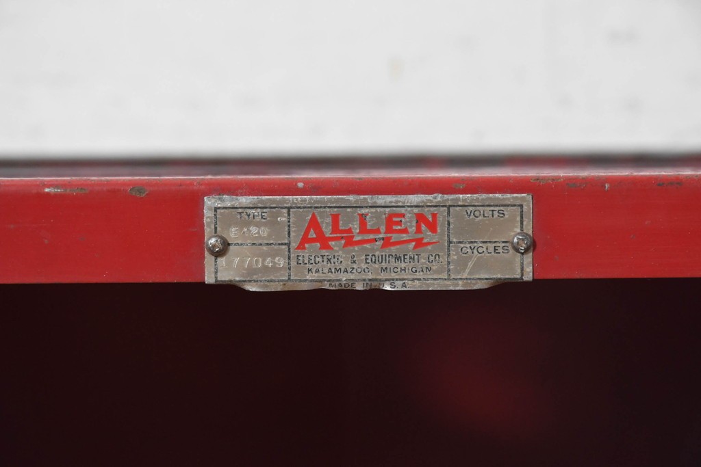  アメリカヴィンテージ　Allen Electric and Equipment Co(アレン・エレクトリック社)　TYPE E420　177049　赤いボディとロゴが印象的なメタルキャビネット　(R-091363)