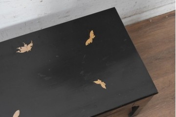 和製ヴィンテージ　漆塗り　蝶の意匠が映える引き出し2杯を備えた文机　(R-091364)