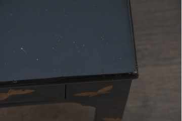 和製ヴィンテージ　漆塗り　蝶の意匠が映える引き出し2杯を備えた文机　(R-091364)