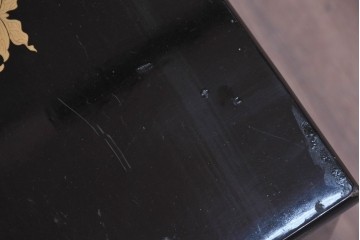 和製ヴィンテージ　漆塗り　蝶の意匠が映える引き出し2杯を備えた文机　(R-091364)