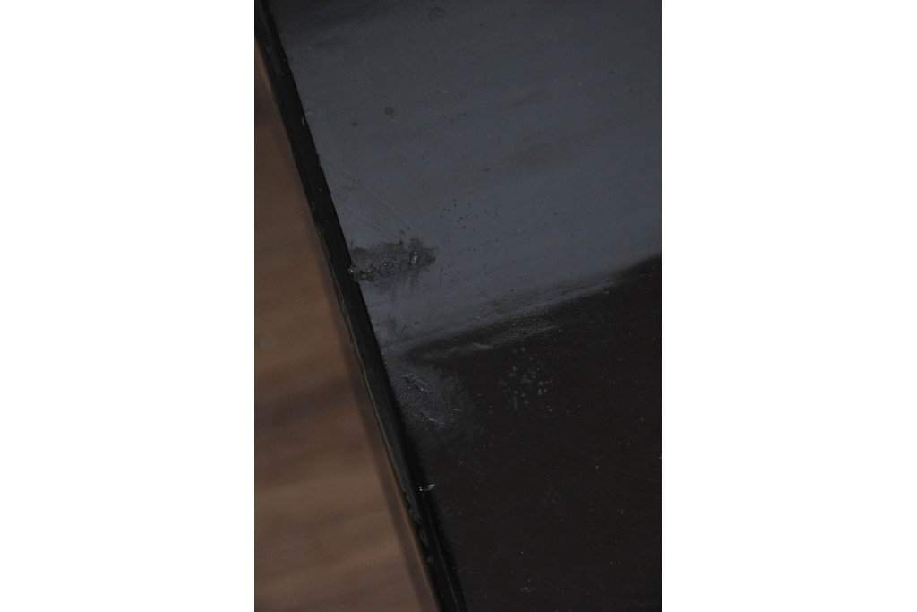 和製ヴィンテージ　漆塗り　蝶の意匠が映える引き出し2杯を備えた文机　(R-091364)