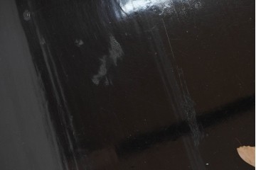 和製ヴィンテージ　漆塗り　蝶の意匠が映える引き出し2杯を備えた文机　(R-091364)