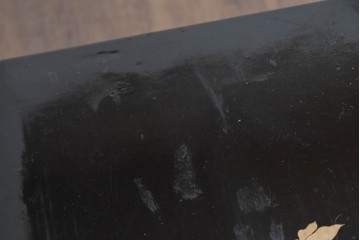 和製ヴィンテージ　漆塗り　蝶の意匠が映える引き出し2杯を備えた文机　(R-091364)