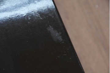 和製ヴィンテージ　漆塗り　蝶の意匠が映える引き出し2杯を備えた文机　(R-091364)