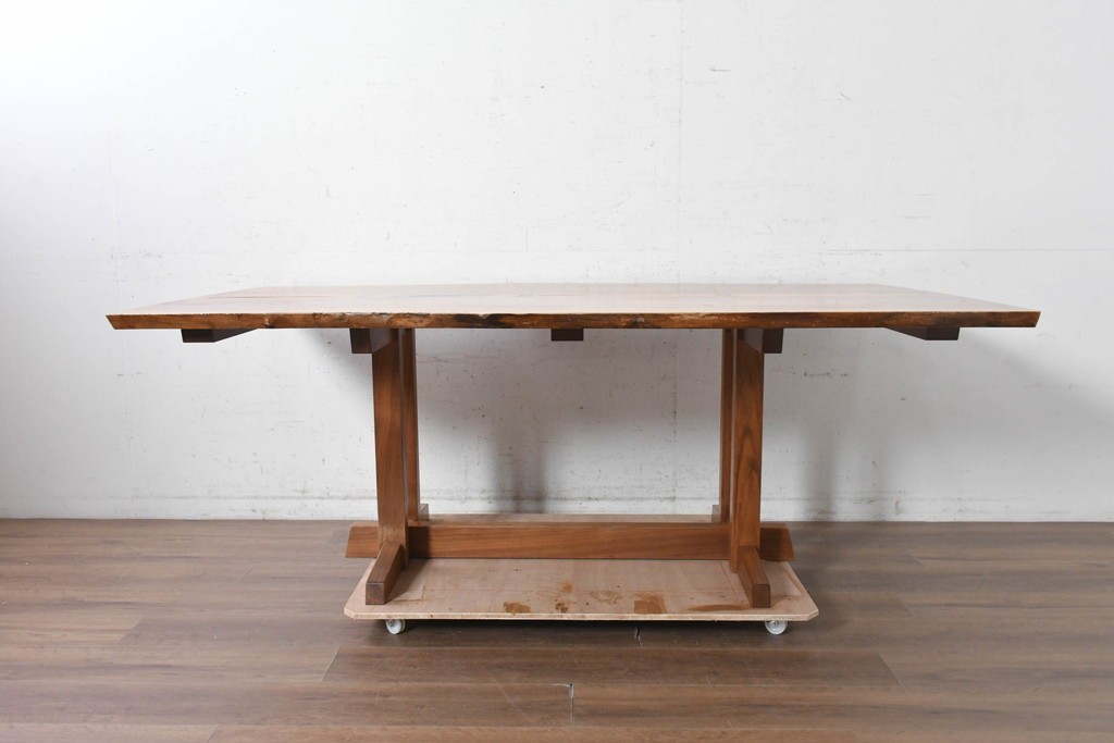 中古　ジョージナカシマ(George Nakashima)　桜製作所　イギリスのウォールナット材　フレンチマンズゴウ　豊かな木目が魅力のダイニングテーブル　(R-091365)