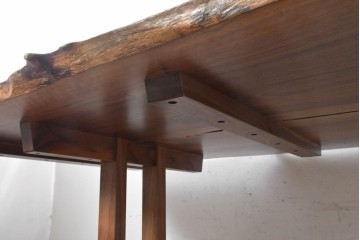 中古　ジョージナカシマ(George Nakashima)　桜製作所　イギリスのウォールナット材　フレンチマンズゴウ　豊かな木目が魅力のダイニングテーブル　(R-091365)
