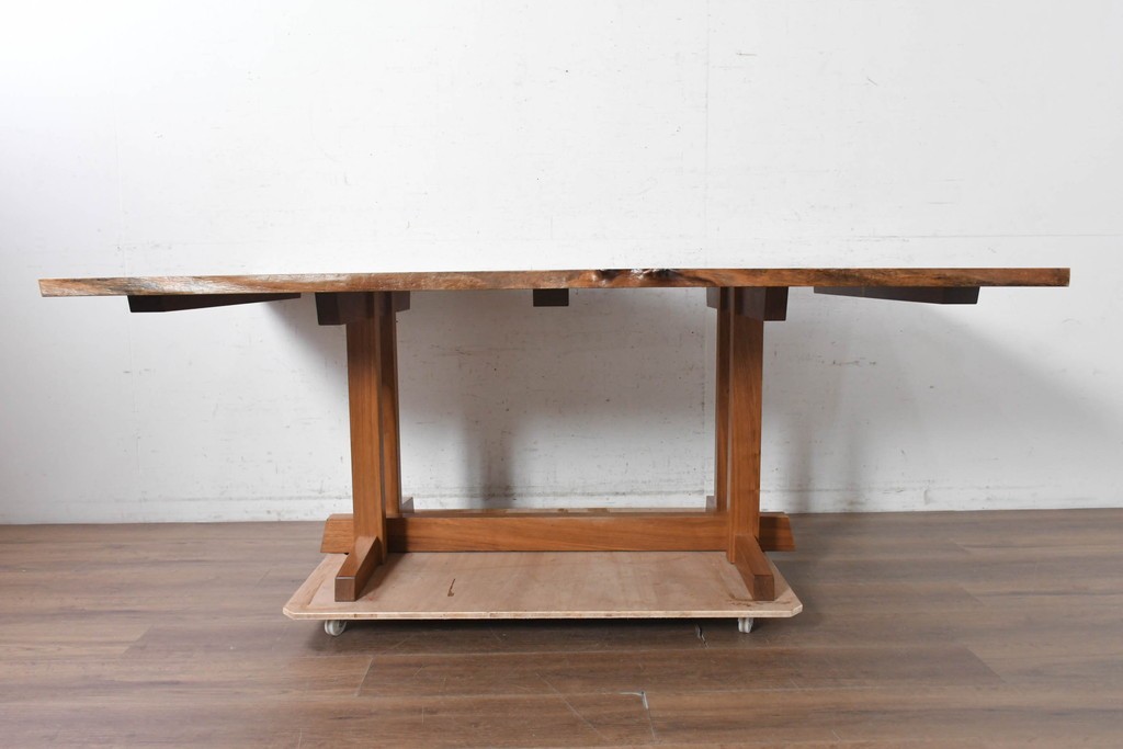 中古　ジョージナカシマ(George Nakashima)　桜製作所　イギリスのウォールナット材　フレンチマンズゴウ　豊かな木目が魅力のダイニングテーブル　(R-091365)