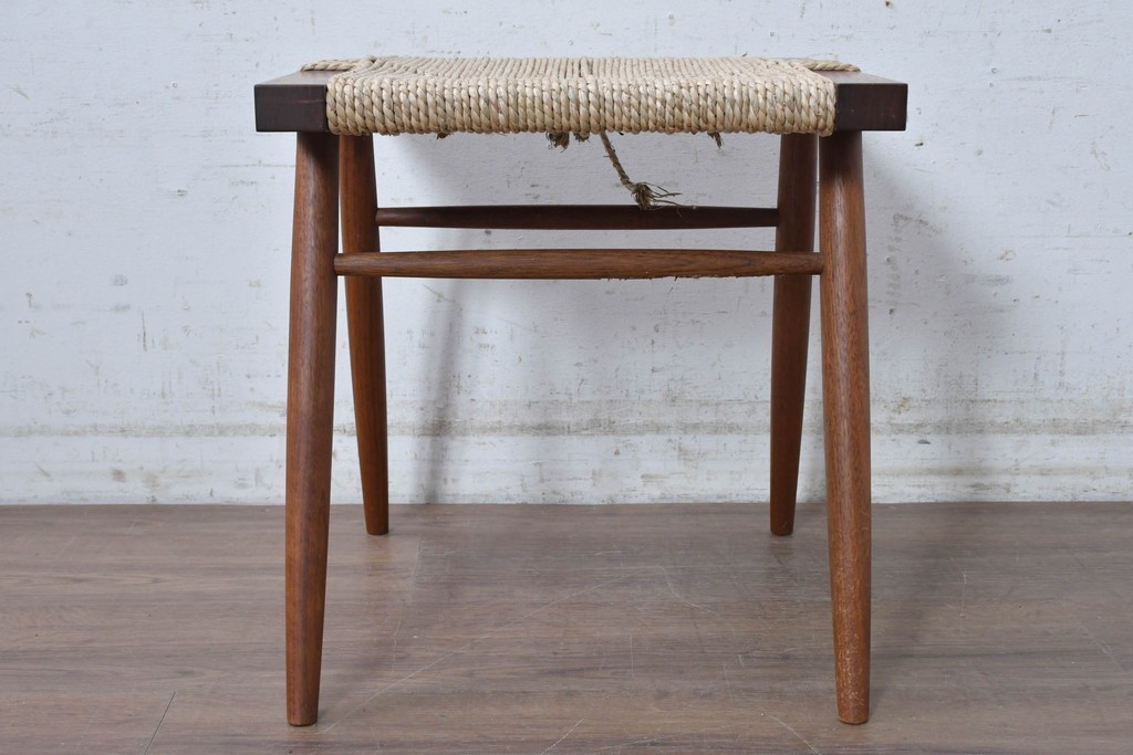 中古　ジョージナカシマ(George Nakashima)　桜製作所　グラスシートスツール(GRASS SEATED STOOL)　CN124　木部と編み座面が調和するスツール　(R-091372)