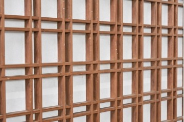 アンティーク建具　明治から大正期　幅広　豊かな木目と細かな格子が趣深い障子帯戸2枚セット　(R-091376)