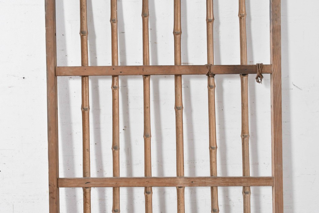 ヴィンテージ建具　昭和中期　一本一本異なる竹の表情を楽しめる味わい深い格子戸1枚　(R-091386)