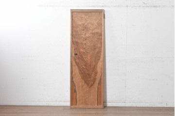 ヴィンテージ建具　昭和中期　杉材　 迫力ある上杢の表情を存分に楽しめる一枚板の扉1枚　(R-091390)