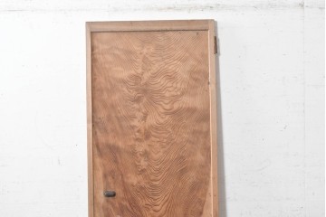 ヴィンテージ建具　昭和中期　杉材　 迫力ある上杢の表情を存分に楽しめる一枚板の扉1枚　(R-091390)