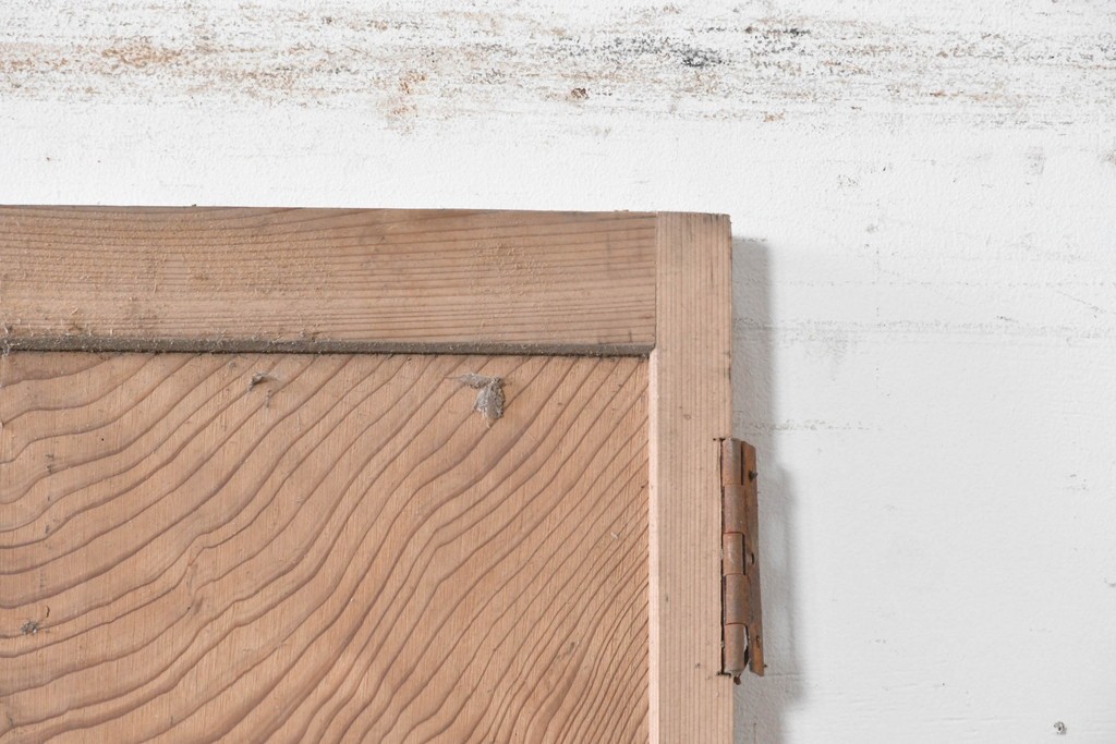 ヴィンテージ建具　昭和中期　杉材　 迫力ある上杢の表情を存分に楽しめる一枚板の扉1枚　(R-091390)