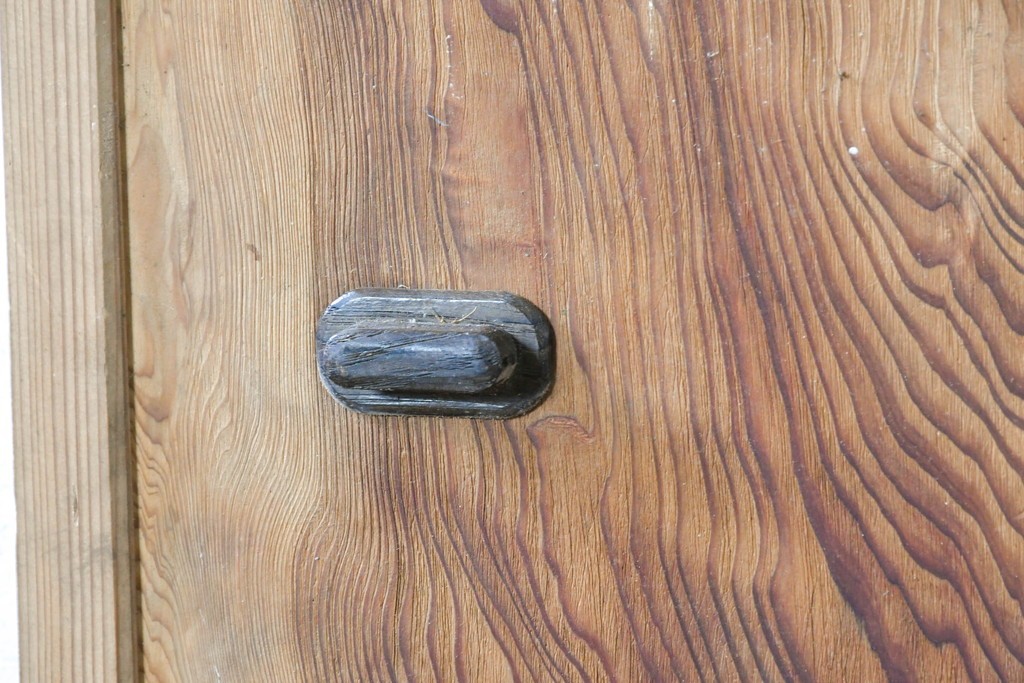 ヴィンテージ建具　昭和中期　杉材　 迫力ある上杢の表情を存分に楽しめる一枚板の扉1枚　(R-091390)