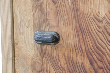 ヴィンテージ建具　昭和中期　杉材　 迫力ある上杢の表情を存分に楽しめる一枚板の扉1枚　(R-091390)