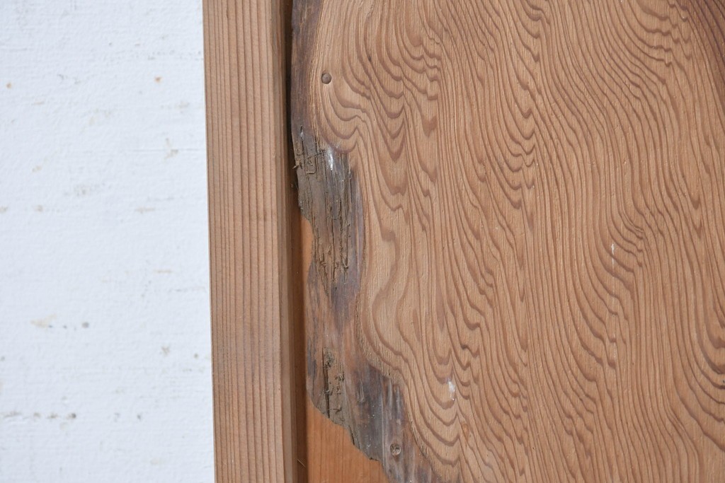 ヴィンテージ建具　昭和中期　杉材　 迫力ある上杢の表情を存分に楽しめる一枚板の扉1枚　(R-091390)
