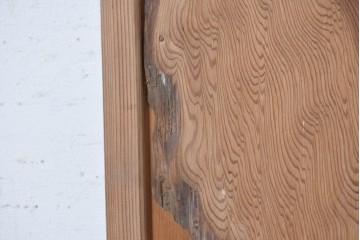 ヴィンテージ建具　昭和中期　杉材　 迫力ある上杢の表情を存分に楽しめる一枚板の扉1枚　(R-091390)
