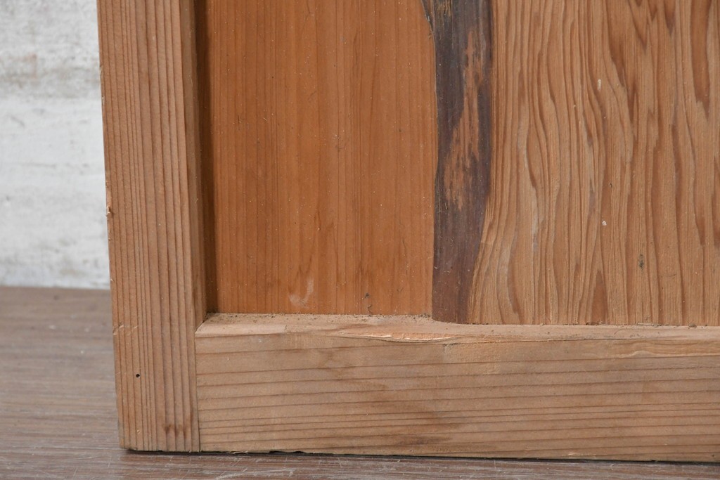 ヴィンテージ建具　昭和中期　杉材　 迫力ある上杢の表情を存分に楽しめる一枚板の扉1枚　(R-091390)