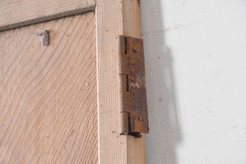 ヴィンテージ建具　昭和中期　杉材　 迫力ある上杢の表情を存分に楽しめる一枚板の扉1枚　(R-091390)