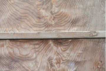 ヴィンテージ建具　昭和中期　杉材　 迫力ある上杢の表情を存分に楽しめる一枚板の扉1枚　(R-091390)