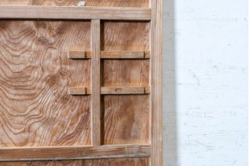 ヴィンテージ建具　昭和中期　杉材　 迫力ある上杢の表情を存分に楽しめる一枚板の扉1枚　(R-091390)