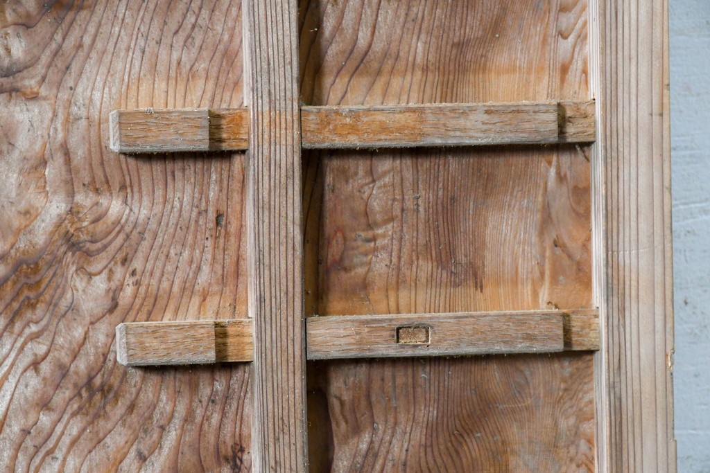ヴィンテージ建具　昭和中期　杉材　 迫力ある上杢の表情を存分に楽しめる一枚板の扉1枚　(R-091390)