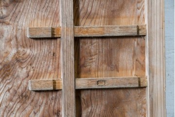 ヴィンテージ建具　昭和中期　杉材　 迫力ある上杢の表情を存分に楽しめる一枚板の扉1枚　(R-091390)