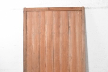 ヴィンテージ建具　昭和中期　すっきりと並ぶ縦板が素朴な味わいを見せる板戸1枚　(R-091391)