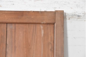 ヴィンテージ建具　昭和中期　すっきりと並ぶ縦板が素朴な味わいを見せる板戸1枚　(R-091391)