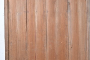 ヴィンテージ建具　昭和中期　すっきりと並ぶ縦板が素朴な味わいを見せる板戸1枚　(R-091391)
