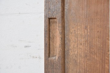 ヴィンテージ建具　昭和中期　すっきりと並ぶ縦板が素朴な味わいを見せる板戸1枚　(R-091391)